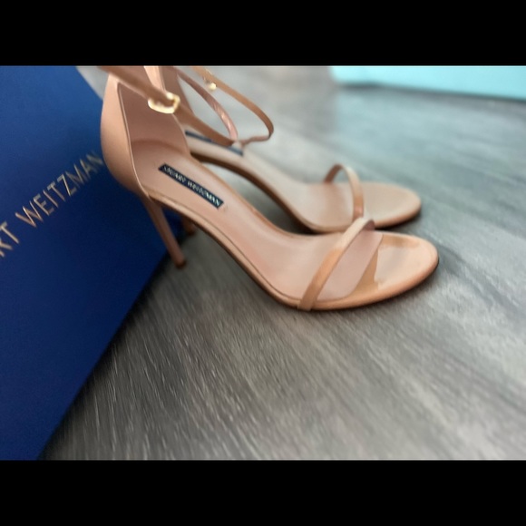 BrazilAllure's tweet photo. So good I had to share! Check out all the items I'm loving on @Poshmarkapp #poshmark #fashion #style #shopmycloset #bagleymischka #jordan #stuartweitzman: https://t.co/2Acxhw9YL4 https://t.co/DrjyUYqfDP