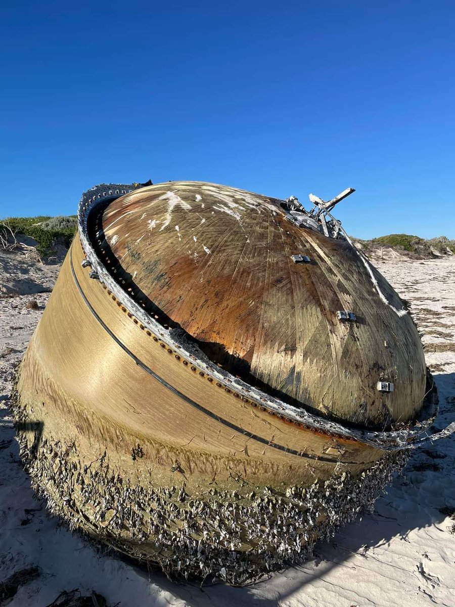 debapratim_'s tweet image. Last friday, people in Australia reported seeing a comet/UFO in the sky which turned out to be the LVM3 rocket that launched #Chandrayaan3.

And now, the third stage of a PSLV rocket has washed ashore on the coast of Green Head, Western Australia! #ISRO