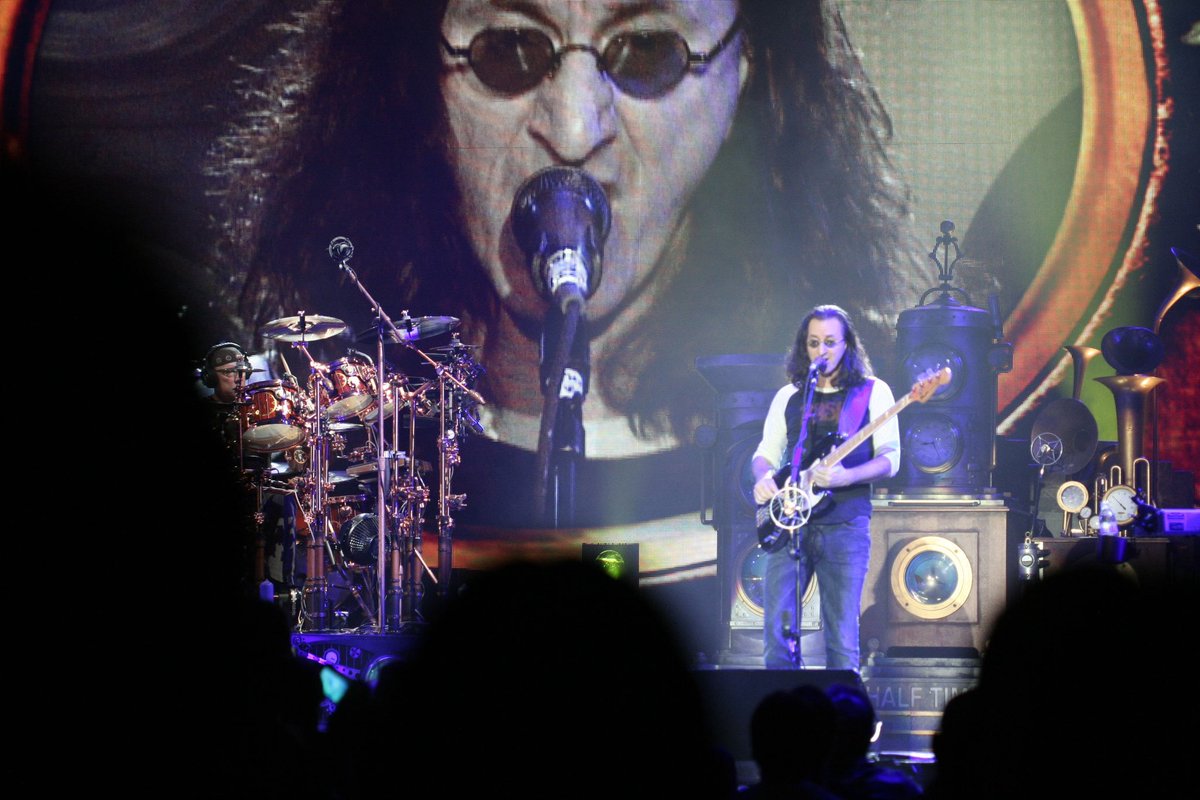theblackstrat's tweet photo. A picture a day .. Dirk on the #timemachinetour with Pratt Sunday, 22 May 2011 at 21:05 @RW__Arena Birmingham
@RushFamTourneys @RushHistory2112 @vivien2112 @GeddysSoulPatch begin your day with a friendly voice https://t.co/KO0KVyGTTz