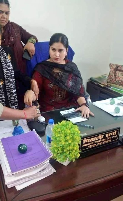 SahodarIndia's tweet image. Caught taking bribe on the first day of posting.

#womenempowerment