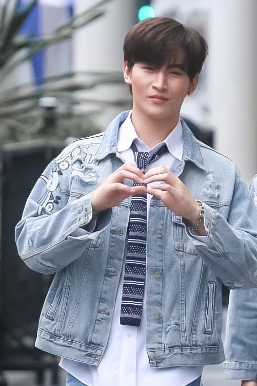 thaich8's tweet photo. หล่อสุดๆตัวพ่อS-NAPคนนี้ “โอห์ม ฐิติวัฒน์ ฤทธิ์ประเสริฐ” เมื่อวานในฐานะแกนนำขวัญใจFCนำทีมน้องใหม่ทั้ง4ฝากเนื้อฝากตัวได้อย่างน่ารัก วันนี้ขโมยรูปจากแฟนๆมาฝากค่ะ #snapproject #snapofficialth #OhmThitiwat #โอห์มฐิติวัฒน์ #โอห์มไง #แพรวทอล์ค #praewtalk2023 #PraewTalk2023xSnapProject https://t.co/ytKOUUwYDS