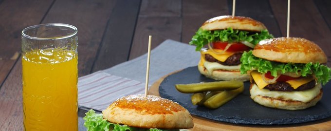 Enjoy a hamburger at one of our recommended cafes🍔🤤. Lunch time while having a nice chat with friends