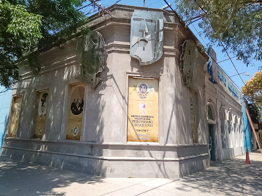museopjchaco's tweet photo. ¡Atención! 📣 El Museo abre sus puertas durante todas las #VacacionesDeInvierno 9 a 12 hs. 🏛️ Te esperamos para que descubras la fascinante historia de nuestra provincia. ¡Pasa a visitarnos si estás recorriendo la hermosa ciudad de Resistencia!😊 https://t.co/MHUQjpVPt9