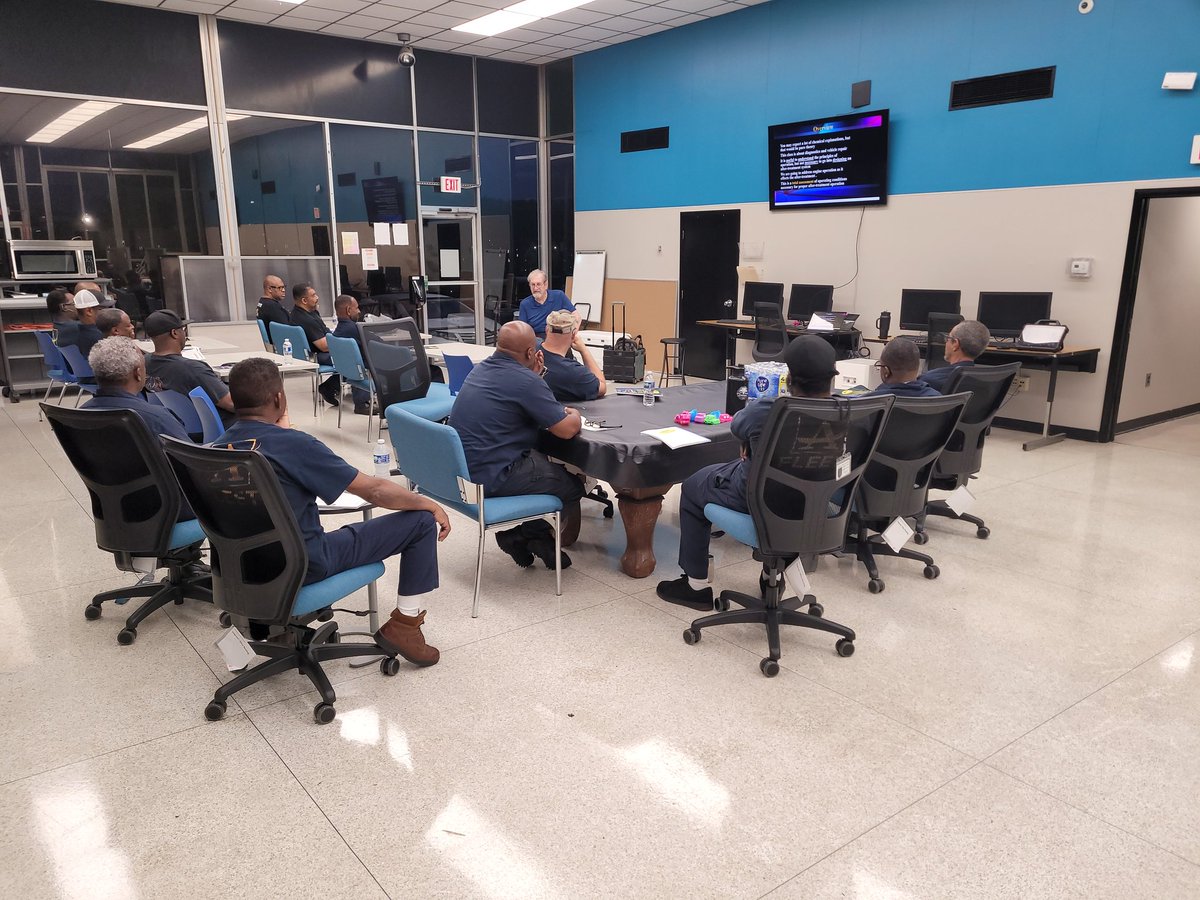 @APSTransport fleet technicians are taking a 3 day course on school bus 🔧💻 diagnostics to be Day One ready. @apsupdate @AFSCME1644