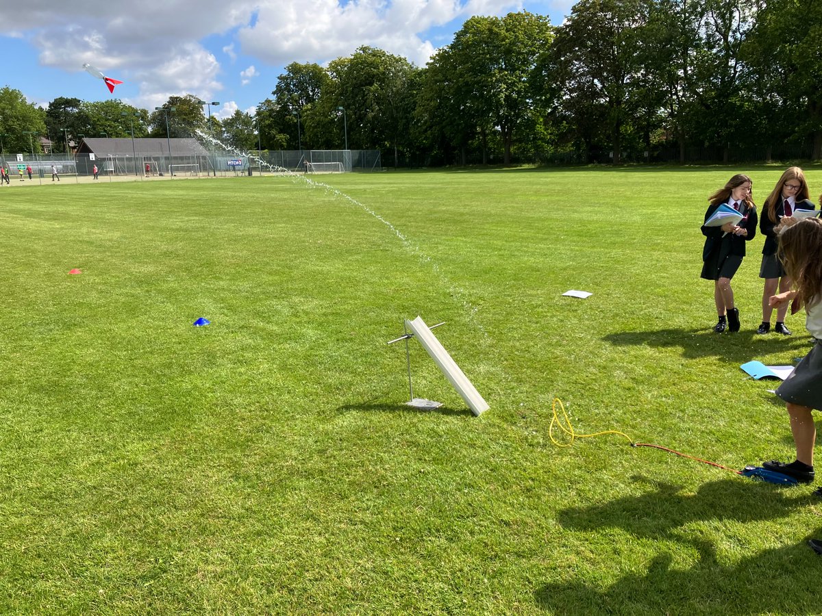 kesacademy's tweet image. Making Science Fun
Looking at the pressure of water and air in this water rocket experiment 🚀
These year 7 enjoyed the lesson 👍
Winners with a distance of 53.7 metres 📏 👏
#learnandenjoy