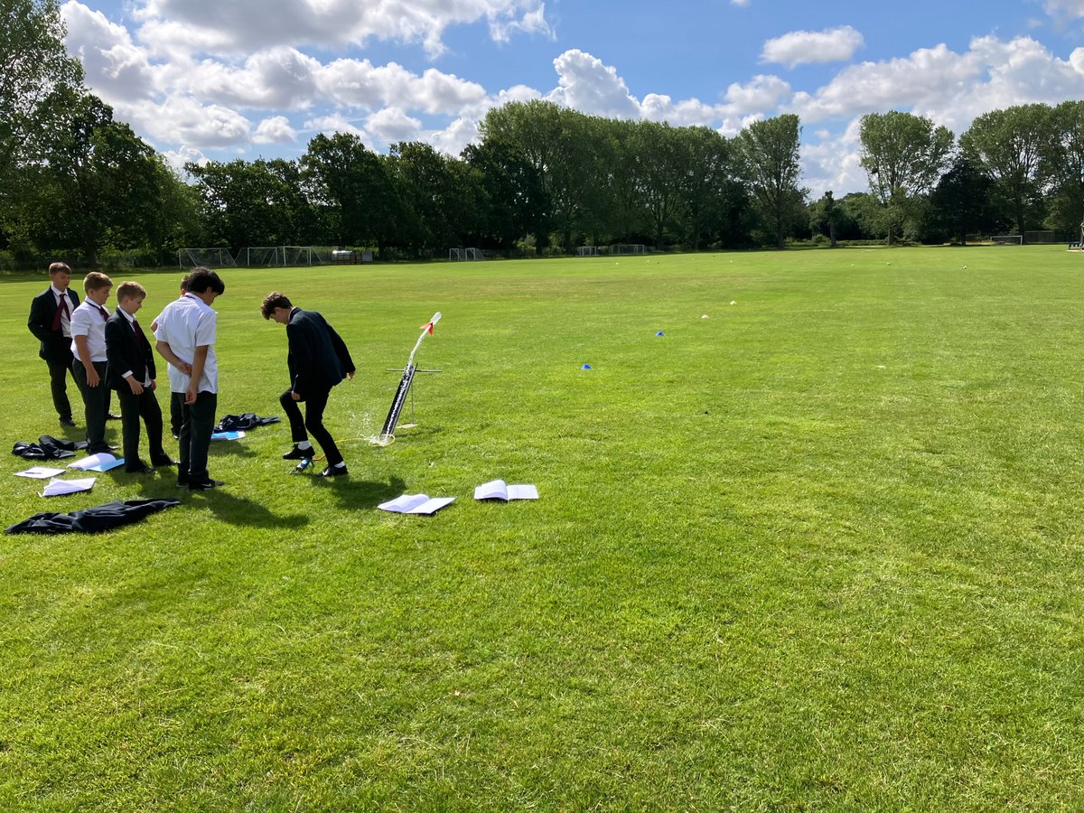 kesacademy's tweet image. Making Science Fun
Looking at the pressure of water and air in this water rocket experiment 🚀
These year 7 enjoyed the lesson 👍
Winners with a distance of 53.7 metres 📏 👏
#learnandenjoy