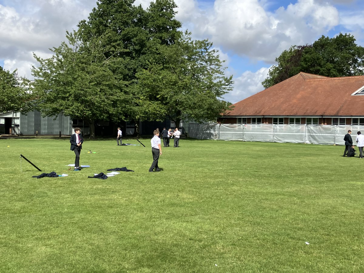 kesacademy's tweet image. Making Science Fun
Looking at the pressure of water and air in this water rocket experiment 🚀
These year 7 enjoyed the lesson 👍
Winners with a distance of 53.7 metres 📏 👏
#learnandenjoy