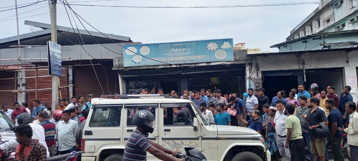 DIR_VAC_ASSAM's tweet photo. Today @DIR_VAC_ASSAM trapped red handed Bipul Mech, Jr Assistant,O/O BEEO, Laokhowa, Nagaon in front of Jayshree Cinema Hall in Nagaon town immediately after he accepted bribe from the complainant for processing of his transfer petition @CMOfficeAssam @assampolice @surendrakr_ips https://t.co/K42yu2LbtY