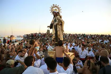 dilloki's tweet photo. El Palo de Málaga ayer con la Virgen del Carmen. Con el tiempo aprendí a no subestimar el poder de las devociones que no pueden juzgarse desde la excelencia artística y/o patrimonial y que son bofetones de realidad mientras tú debates sobre bordados y marchas. Van por libre. https://t.co/HUM8LiXQXf
