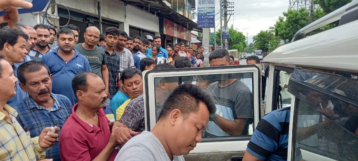 DIR_VAC_ASSAM's tweet photo. Today @DIR_VAC_ASSAM trapped red handed Bipul Mech, Jr Assistant,O/O BEEO, Laokhowa, Nagaon in front of Jayshree Cinema Hall in Nagaon town immediately after he accepted bribe from the complainant for processing of his transfer petition @CMOfficeAssam @assampolice @surendrakr_ips https://t.co/K42yu2LbtY