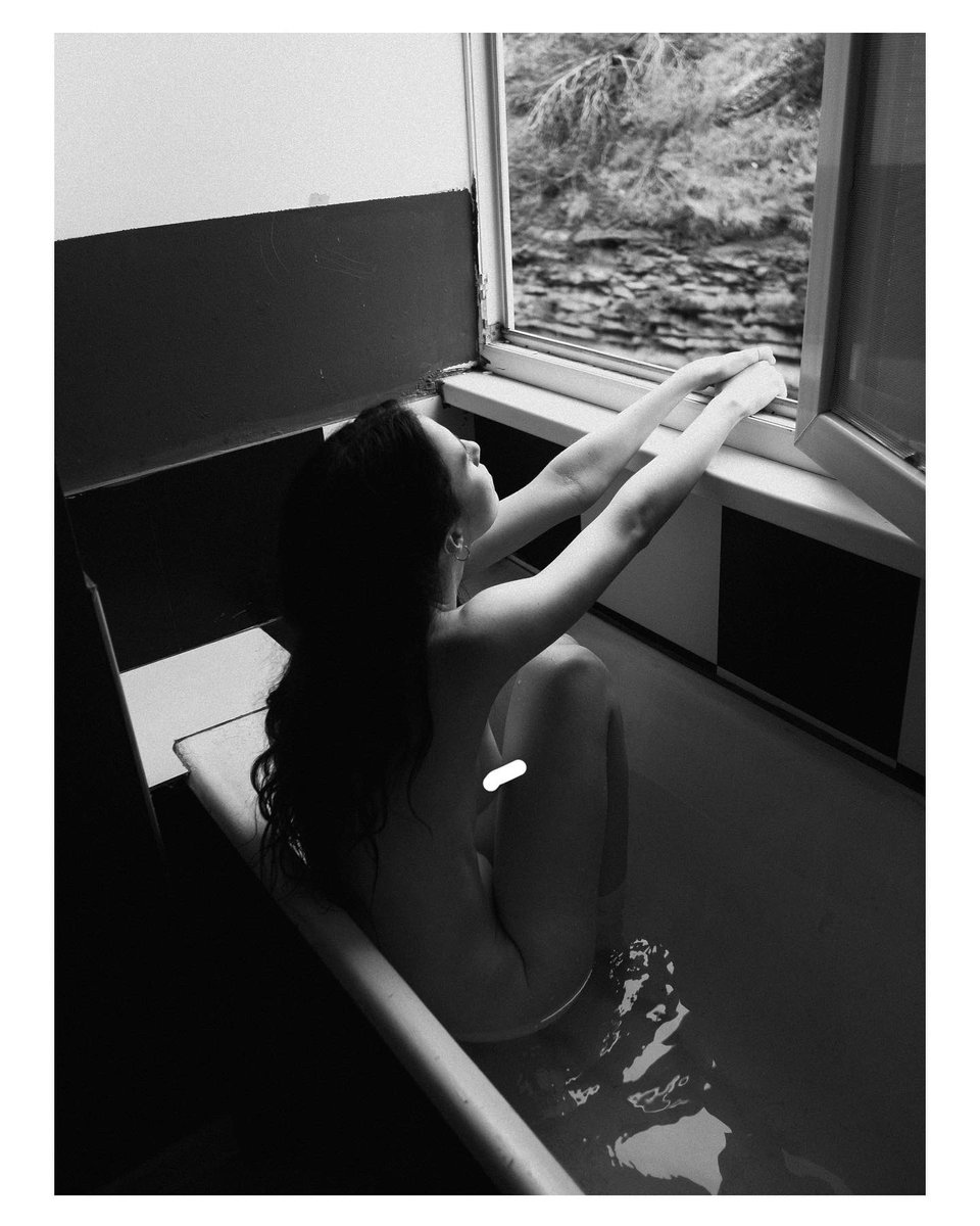 bare_art's tweet photo. Self-portrait «Mountain», 2023 Tbilisi 

This print is available for purchase, there will be 10 prints in total, a 2/10 print is available to order, for more information, write in private messages. I will also send an uncensored photo for better familiarization. https://t.co/OY6RYRVH4Z