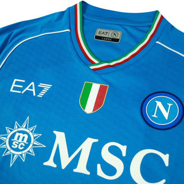 SLanucara's tweet photo. Per tutti i tifosi che si stanno domandando:
“Ah, perché quindi ora uno per amare la maglia, deve comprarla originale?”
La risposta è: Sí. 

Inutile spiegare il concetto: 
se sono tifoso del Napoli, finanzio il #Napoli, non terzi parassiti. 

#ForzaNapoliSempre @ADeLaurentiis https://t.co/MT7SBFcjy9