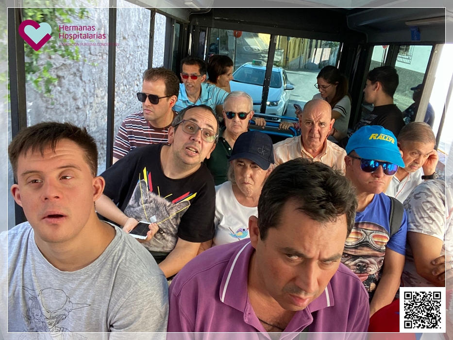 HospitalariasGr's tweet photo. ¡Explorando #Granada en el #trenturístico! 🚂🌞 Promoviendo la inclusión en nuestra comunidad, juntos rompiendo barreras y creando recuerdos inolvidables. Es el poder de la inclusión y el valor de la diversidad. 🌍💙 #VeranoInclusivo #GranadaParaTodos #Realidad2001 https://t.co/nmehFidg5g