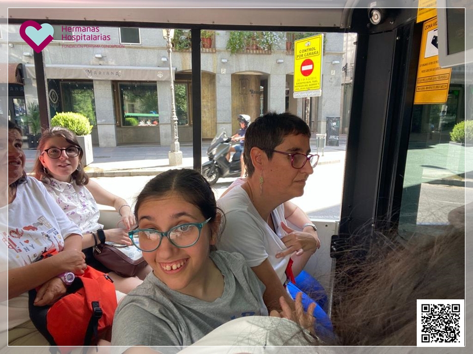 HospitalariasGr's tweet photo. ¡Explorando #Granada en el #trenturístico! 🚂🌞 Promoviendo la inclusión en nuestra comunidad, juntos rompiendo barreras y creando recuerdos inolvidables. Es el poder de la inclusión y el valor de la diversidad. 🌍💙 #VeranoInclusivo #GranadaParaTodos #Realidad2001 https://t.co/nmehFidg5g