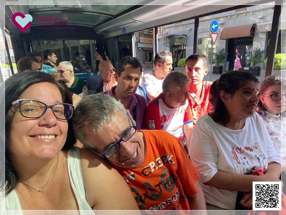 HospitalariasGr's tweet photo. ¡Explorando #Granada en el #trenturístico! 🚂🌞 Promoviendo la inclusión en nuestra comunidad, juntos rompiendo barreras y creando recuerdos inolvidables. Es el poder de la inclusión y el valor de la diversidad. 🌍💙 #VeranoInclusivo #GranadaParaTodos #Realidad2001 https://t.co/nmehFidg5g