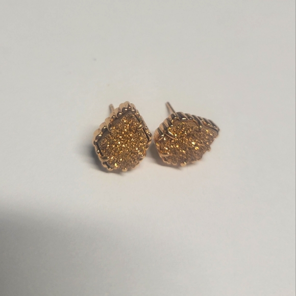 So good I had to share! Check out all the items I'm loving on <a href="/Poshmarkapp/">Poshmark</a> #poshmark #fashion #style #shopmycloset #oldnavy #vincecamuto #kendrascott: posh.mk/JV3msvTnvBb