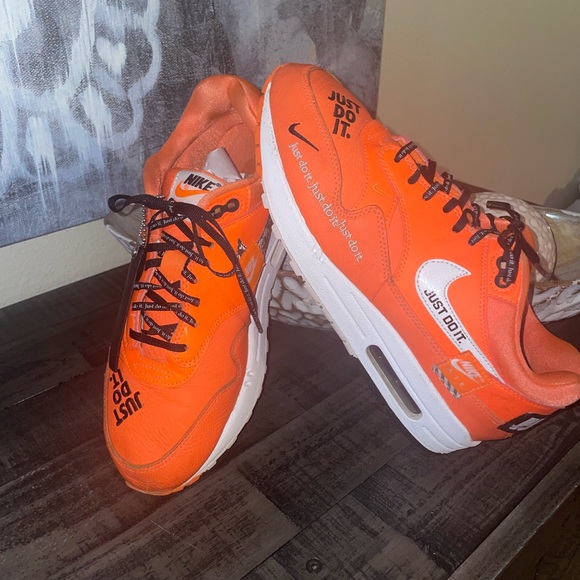 Meifaks's tweet photo. So good I had to share! Check out all the items I'm loving on @Poshmarkapp #poshmark #fashion #style #shopmycloset #vans #nike #calvinklein: https://t.co/RuH0Asv6CQ https://t.co/Nkesu4MQqK