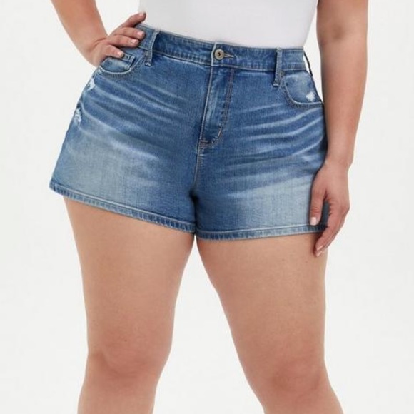 HazenSimpson's tweet photo. So good I had to share! Check out all the items I'm loving on @Poshmarkapp #poshmark #fashion #style #shopmycloset #torrid #columbia #lulifama: https://t.co/vXxgrnlkd3 https://t.co/xz7cTKstDF
