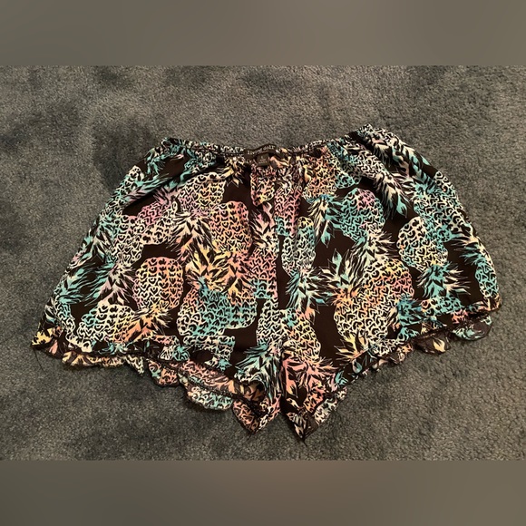 slpbr1207's tweet photo. So good I had to share! Check out all the items I'm loving on @Poshmarkapp from @jenavon #poshmark #fashion #style #shopmycloset #livingdoll: https://t.co/LgCw6OW1hl https://t.co/6z83MM82Mc