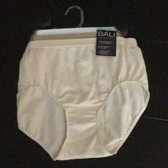TheCuteHunter's tweet photo. So good I had to share! Check out all the items I'm loving on @Poshmarkapp #poshmark #fashion #style #shopmycloset #bali #thesak: https://t.co/50VsvqVfpC https://t.co/zxM7QSH6TG