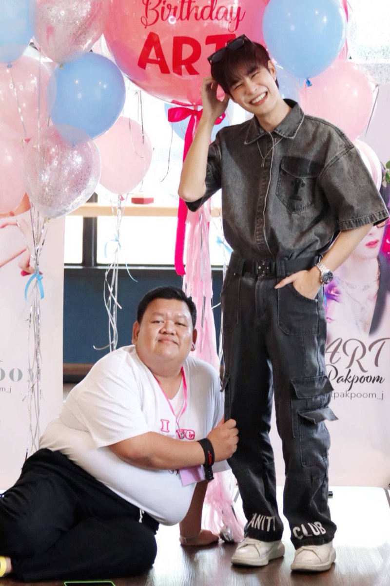LoveYouToArt's tweet photo. ถ้าโลกนี้ไม่มีพี่อาร์ต ฉันจะอยู่ยังไง ยังนึกภาพไม่ออก แต่ตอนนี้ หมดแรงคร่า ขอนั่งพักกายพักใจก่อน #ArtPakpoom รูปคู่ของคนอื่นๆหวานซึ้งกินใจ ตัดภาพมาที่บ่าวแบบฉัน #HappyArtDay2023 https://t.co/Smnwvdg7yy