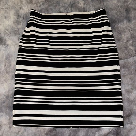 HossPetit1's tweet photo. So good I had to share! Check out all the items I'm loving on @Poshmarkapp #poshmark #fashion #style #shopmycloset #farmrio #vintage #anntaylor: https://t.co/iD1QoZOSh4 https://t.co/W58S3cDrMT