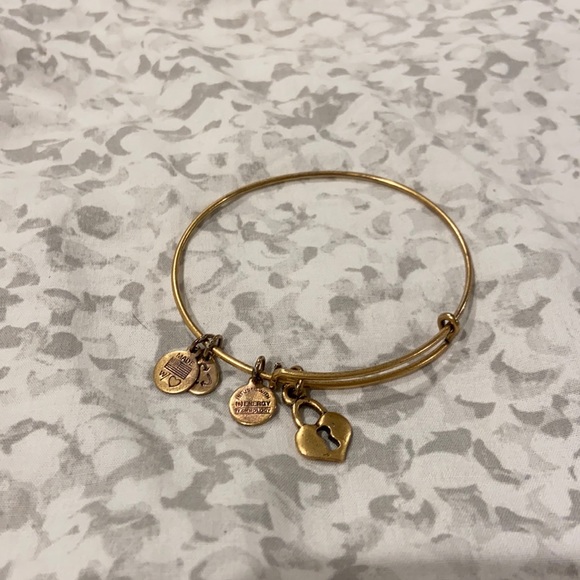 ReaneeRecycled's tweet photo. So good I had to share! Check out all the items I'm loving on @Poshmarkapp from @jandlecandles #poshmark #fashion #style #shopmycloset #yvessaintlaurent #alexandani #champion: https://t.co/0EdQgkbol7 https://t.co/wXAzjuH1ld