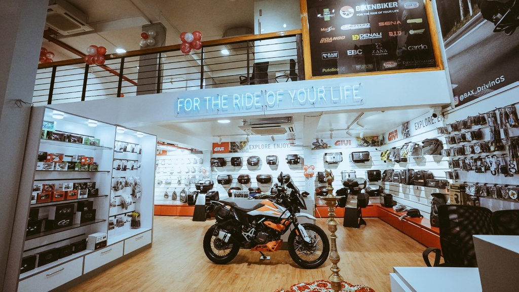Bikenbiker's tweet photo. We are proud to be a part of the Chennai motorcycling community. 
We aim to bring the same level of trust, transparency, advice, and, of course, great service to our bikers in Chennai and neighboring areas, as you are used to from us. 
Drop in to our new Chennai store! https://t.co/IsfthTEMvZ
