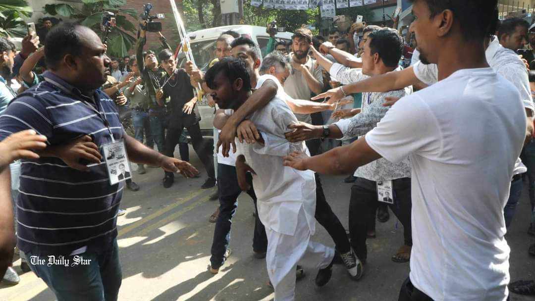 IamRashed_Khan's tweet photo. Today’s assault on H.Alam, the main opponent against Md Arafat,chanting Joy Bangla by Awami League goons in DHK-17 Election. At least 150 candidates of BNP faced similar situation in the last national election for 15 years,many left seriously injured and immediately hospitalised. https://t.co/z8mhTw66mt