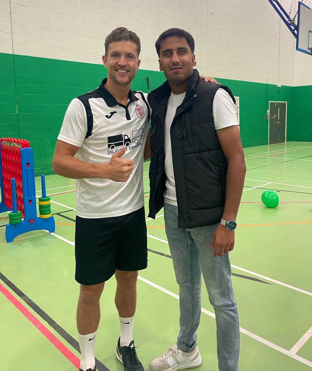 Busy weekend with both @England football and futsal commitments. Made up to have met this legend yesterday. What a bloke! 🦁🏴󠁧󠁢󠁥󠁮󠁧󠁿 @Azeem_Amir99 🤝