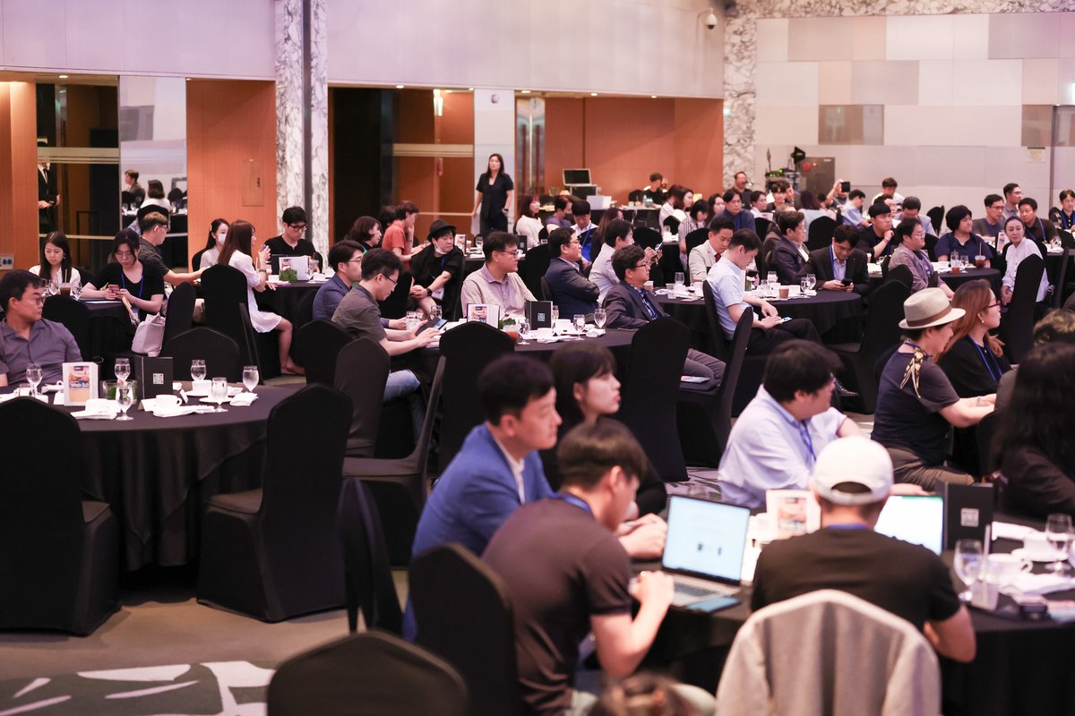 Array_Protocol's tweet photo. 🤩Let's recap "ArrayFi Beyond Web3 Blockchain Seminar" held in Seoul
👋ArrayFi Beyond Web3 Blockchain Seminar kicked off with a captivating performance by Ni team CEO Nadan Lee on the violin.
🚀🚀Exciting times ahead!
#ArrayFi #Web3 #Blockchain #Seoul #DeFi https://t.co/rlh5NKhMxK