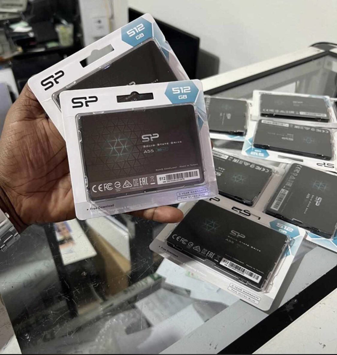 ServicesPlus_ol's tweet photo. DISPONIBLE CHEZ #SERVICEPLUS 🚨

✅ Disques SSD internes 
• Capacités : 512 Go

Contacts:
☎️ +225 07.49.61.36.44 / +225 07.57.72.46.56
_
#Crimea #Djokovic #InterMiamiCF #Melenchon #Messi𓃵 #TREASURE #Wimbledon #WimbledonFinal  #TaylorSwiftErasTour #TDF2023 #StockMarket https://t.co/KqSnreaVq3
