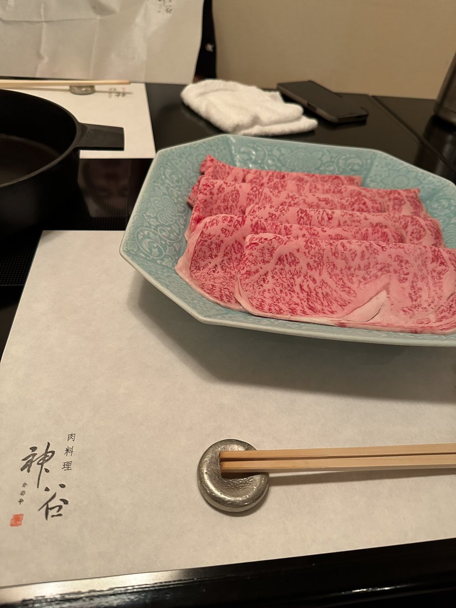 yaminotami's tweet photo. 新地のすき焼きの肉鬼デカかった。
#北新地グルメ
#大阪グルメ
#すき焼き https://t.co/96kMHuFU2z