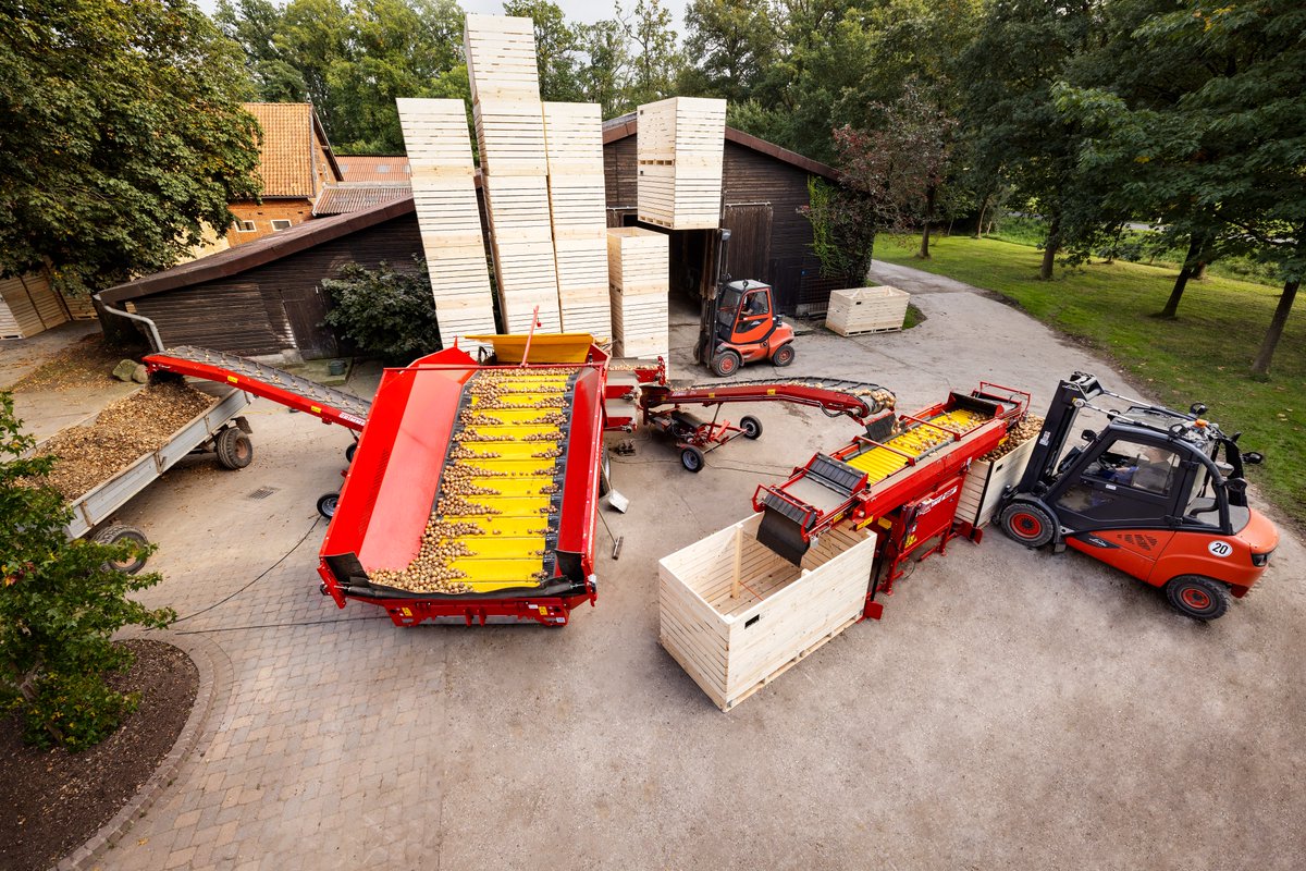 GRIMMEGroup's tweet photo. With this GRIMME storage line, consisting of a RH 20-45 receiving hopper, two LC 705 conveyor belts and a GBF box filler, onions 🧅 were stored here efficiently and gently in boxes.
#GRIMME #GRIMMEGroup #onions #handling #equipment #conveying #RH #LC #GBF #boxfiller #conveyor https://t.co/JG4jRBEr8m