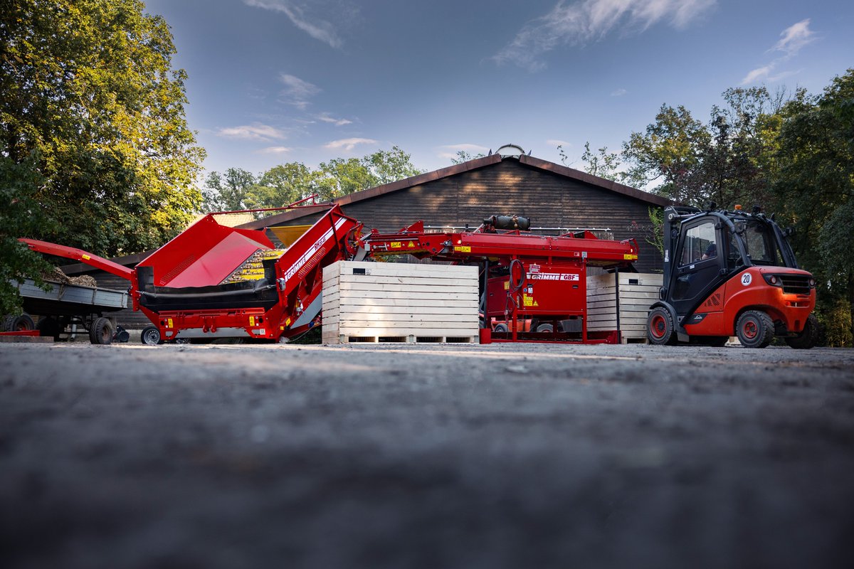 GRIMMEGroup's tweet photo. With this GRIMME storage line, consisting of a RH 20-45 receiving hopper, two LC 705 conveyor belts and a GBF box filler, onions 🧅 were stored here efficiently and gently in boxes.
#GRIMME #GRIMMEGroup #onions #handling #equipment #conveying #RH #LC #GBF #boxfiller #conveyor https://t.co/JG4jRBEr8m