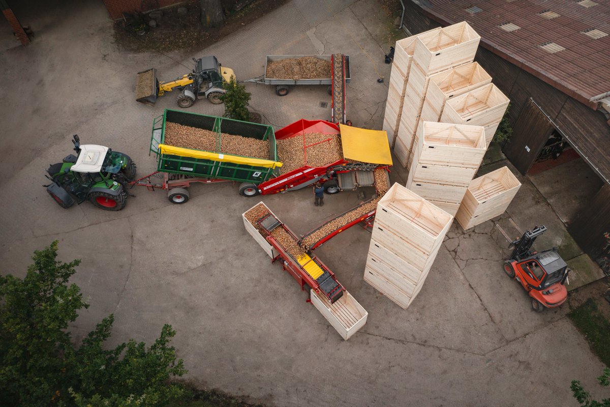 GRIMMEGroup's tweet photo. With this GRIMME storage line, consisting of a RH 20-45 receiving hopper, two LC 705 conveyor belts and a GBF box filler, onions 🧅 were stored here efficiently and gently in boxes.
#GRIMME #GRIMMEGroup #onions #handling #equipment #conveying #RH #LC #GBF #boxfiller #conveyor https://t.co/JG4jRBEr8m