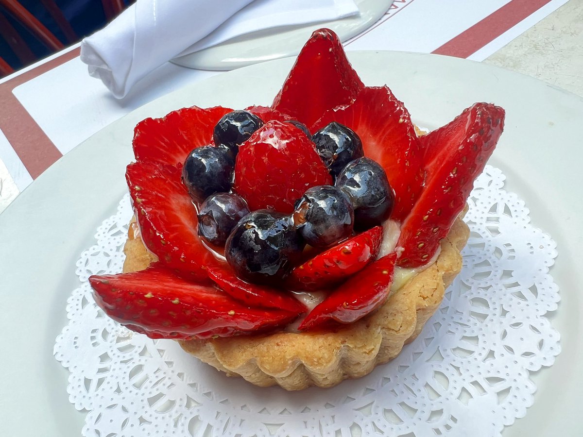 Start your week right with something gorgeous—like, say, our @mannysbistrony sunmer berry tart. It is *delicious*. Bon appetit! 
#mannysbistro #tart #summer #summerberries #berries #berrytart #fruittart #fruit #nyc #newyork #newyorkcity #dessert #newyorkfood #upperwestside #uws