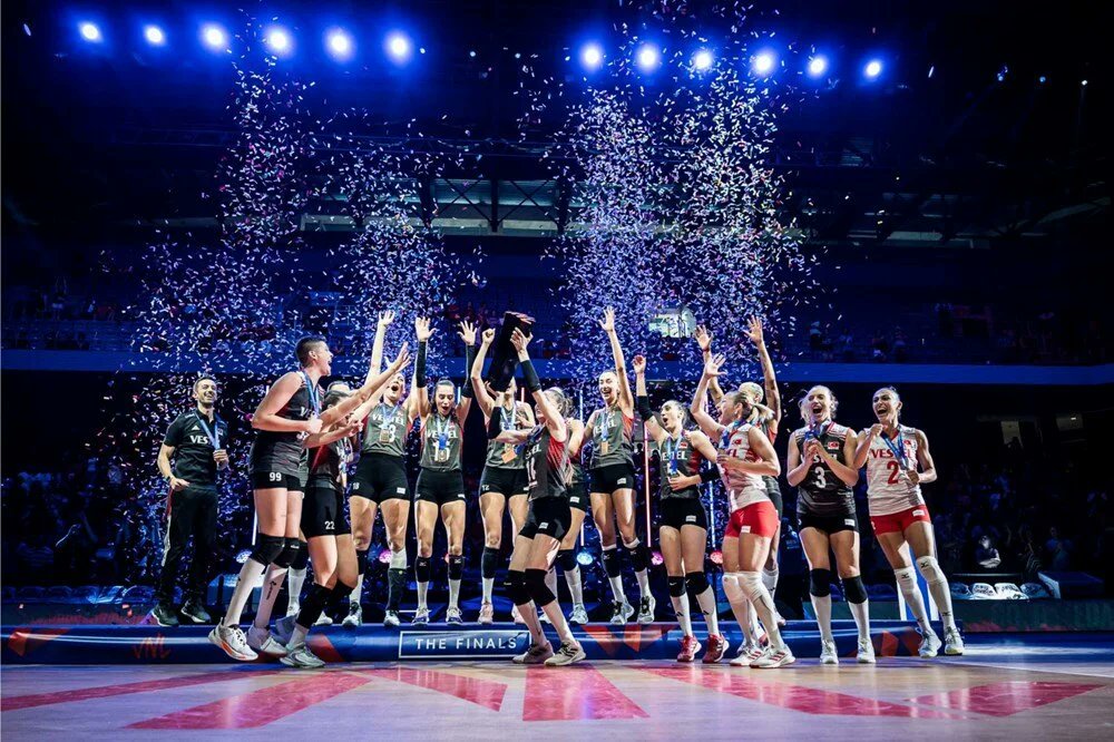 Senelerdir dediğim gibi "ÜLKENİN AYDINLIK YÜZÜ KADINLARDIR" 
bu Voleybol macerasının baş aktörü <a href="/makifustundag/">Mehmet Akif Üstündağ</a> ve tüm Federasyon çalışanlarına, menajerimiz <a href="/pelinp/">Pelin Pelin</a> ve tabii kanatsız meleklerimize kalbimden teşekkür ediyorum.