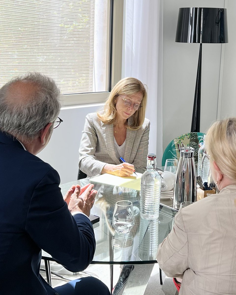 CharlotteCaubel's tweet photo. Les infirmiers repèrent les violences, identifient les situations d’urgence. Ils sont aux avant-postes de la prévention grâce à un maillage très fort du territoire. 

Je salue leur engagement et sait pouvoir compter sur l’expertise de l’@OrdreInfirmiers dans mes travaux. https://t.co/hgX2eZzo9m