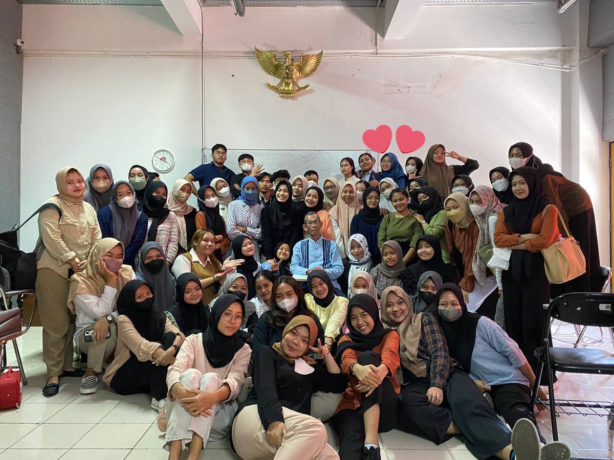 oceanopeony's tweet photo. Kalimat "semua ini tentang waktu" kayaknya cocok buat aku versi kuliah hehe. Disini aku belajar banyak hal puolll🦋. Tentang aku yg belajar ikhlas, sabar, tenang, bersyukur dan masih banyak lagii dan pada akhirnya aku sadar kalau ini emg takdirku di sini. https://t.co/k9yLkcI8tQ