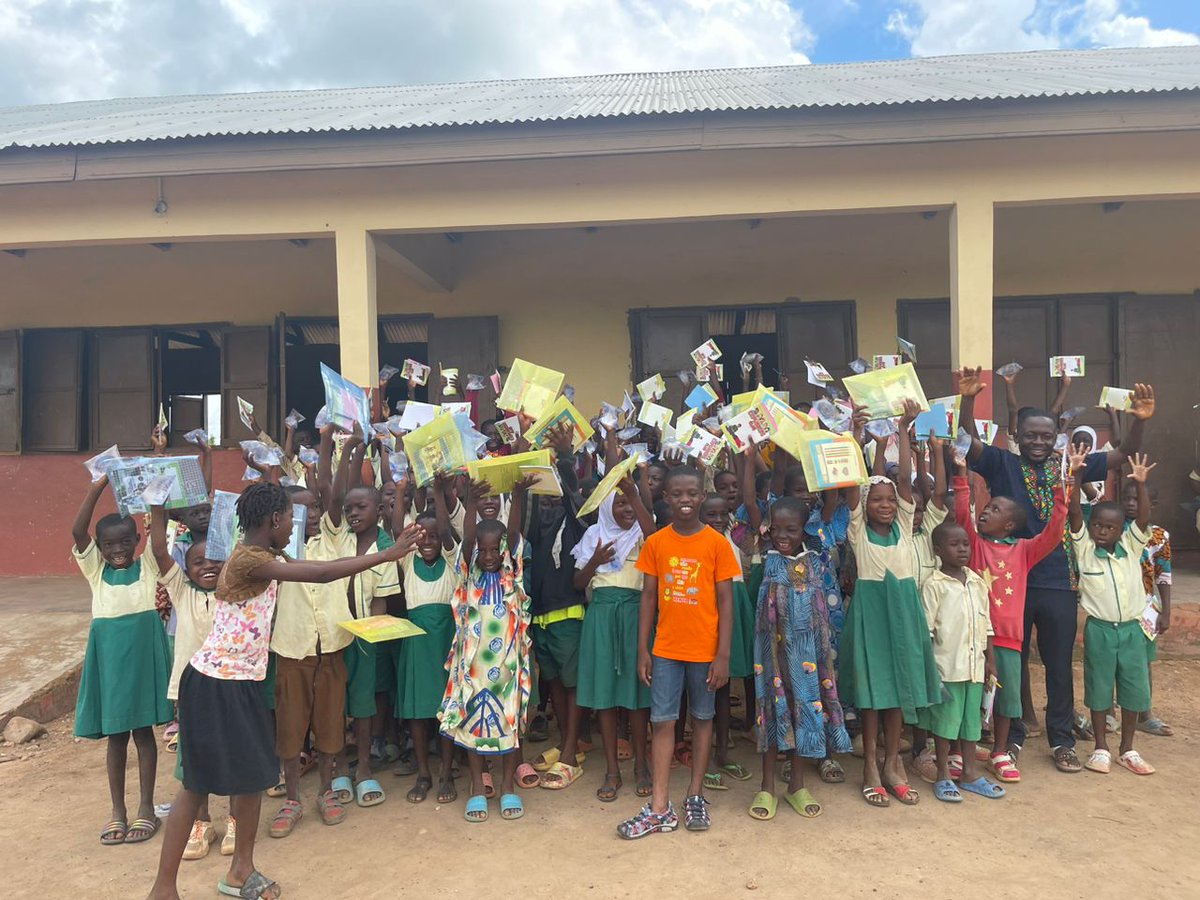 news_ghana's tweet image. Siriyiri Basic School’s Learning Sessions ignite reading passion #Education #readingandlearning #SiriyiriBasicSchoolsLearning  dlvr.it/SsJBHc
