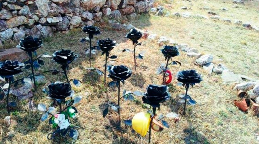 18 años d la tragedia donde fallecieron 11 compañeros/as, 9 #BomberosForestales y 2 #AAMM, en el #IFRibaDeSaelices.
Las cifras bailan, pero cerca d 275 profesionales han perdido la vida desde los años 80, en campaña d extinción.
Ningún servicio de #Emergencia tiene estas cifras.