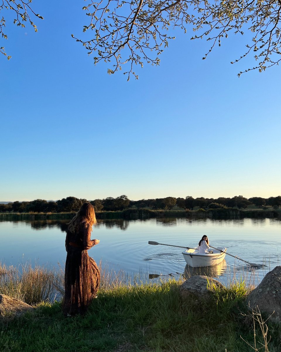 ¡Explora la belleza de la naturaleza en un paseo en barca al atardecer! #hoteldelujoenelcampo #Valdepalacios #estrellamichelin #hotelspa #hoteldelujo #countrylife #escapada