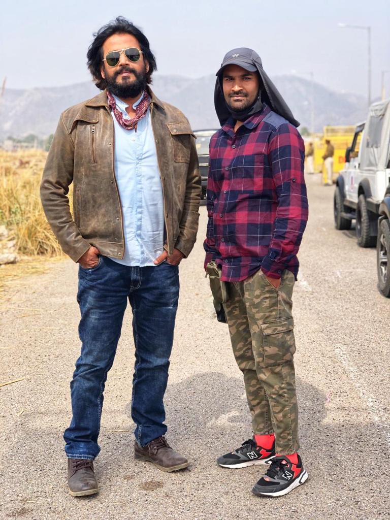 खुशी से बीते हर दिन हर सुहानी रात हो, जिस तरफ आपके कदम पड़े, वहा फूलो की बरसात हो !
<a href="/ravikishann/">Ravi Kishan</a>