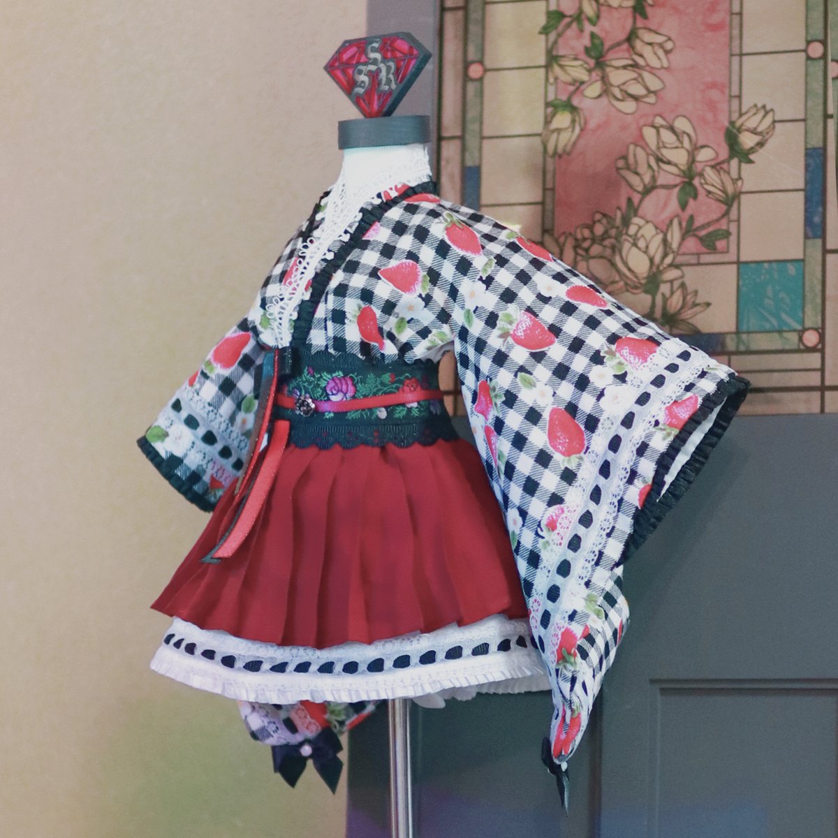 ✟新作お洋服紹介✟
こちらの着物の可愛すぎるいちごとチェックの生地、一目惚れして生地屋さんからさらってきたのですが、
なんと廃版になってしまっています☠️
なので、手持ち分の生地が無くなったら販売終了となります🙇
特にピンクはちょっとしか買えなかった…😖