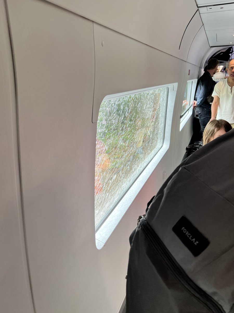 Dafür das der Zug gerade aus der Werkstatt kommt ziemlich schwach.
<a href="/DB_Bahn/">Deutsche Bahn Personenverkehr</a>