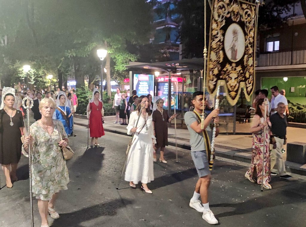 Como hermana de honor de la Real Hermandad de la Virgen del Carmen de Villaverde, ayer asistí a la Función Principal de Instituto  y a la posterior procesión.

Es tarea de todos trabajar para que jamás se pierda esta tradición, reflejo de la identidad de todo un distrito.