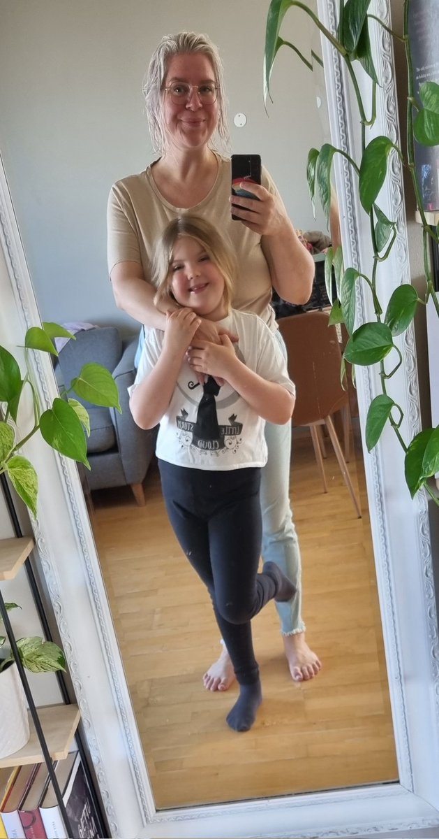 Hjá skottunni snýst allt um Wednesday Addams þessa dagana hefur fengið að horfa á allt nema nýju þættina þar sem hún er alltof ung fyrir þá.

Svo mamman þarf að gera tvær fléttur flesta daga, helst með svörtum eða fjólubláum teygjum og liggur fyrir beiðni um fleiri svört föt...