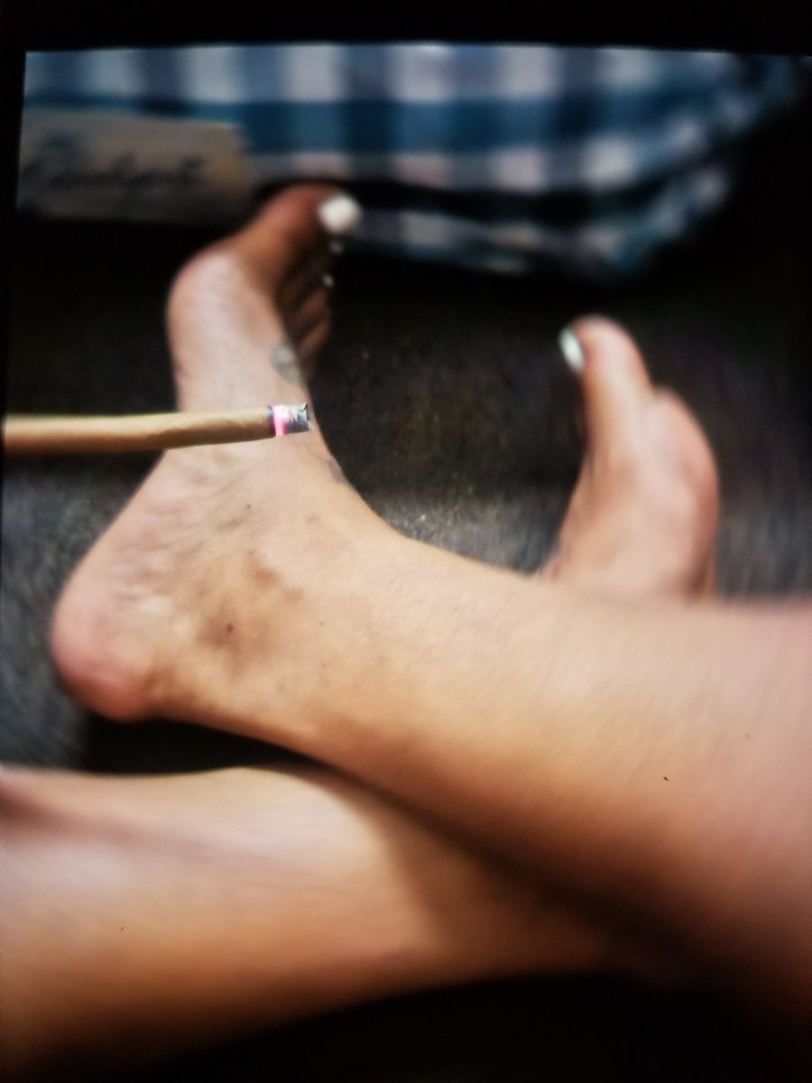 Come smoke with me...

#smokersonly #weedsmokers #feetfinder #feetpic #feet_lover #feetcontent #SendTips #feetpicsforsales