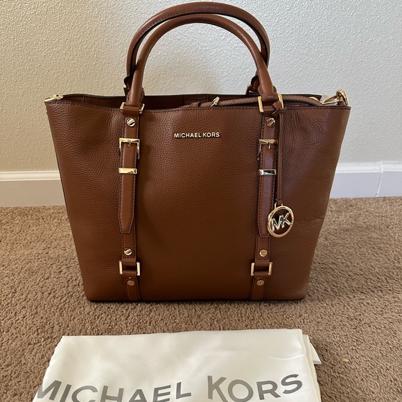So good I had to share! Check out all the items I'm loving on <a href="/Poshmarkapp/">Poshmark</a> #poshmark #fashion #style #shopmycloset #michaelkors #cabi #michaelmichaelkors: posh.mk/7cc3Q1V6uBb